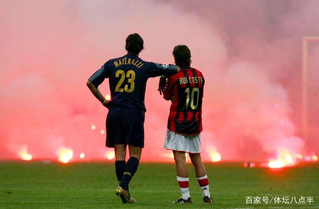 TA：孔帕尼相较图赫尔谦逊很多，不会对高层、球员评头论足（TA：孔帕尼较图赫尔更谦逊，不会对高层和球员指指点点）