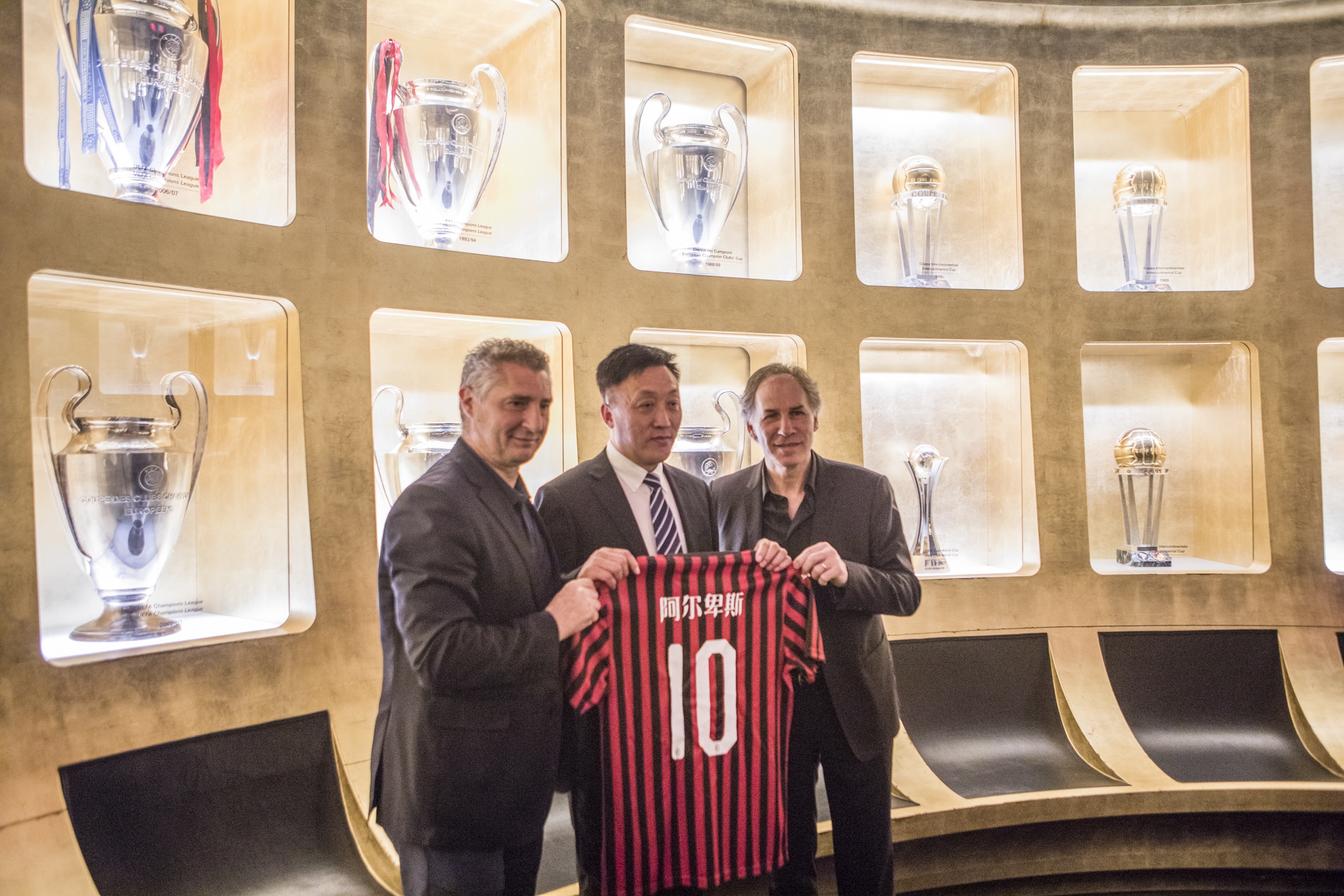 曼纳：尤文球衣为胜利而造，那不勒斯的球衣为梦想而造（曼纳：尤文战袍铸就胜利，那不勒斯球衣承载梦想）