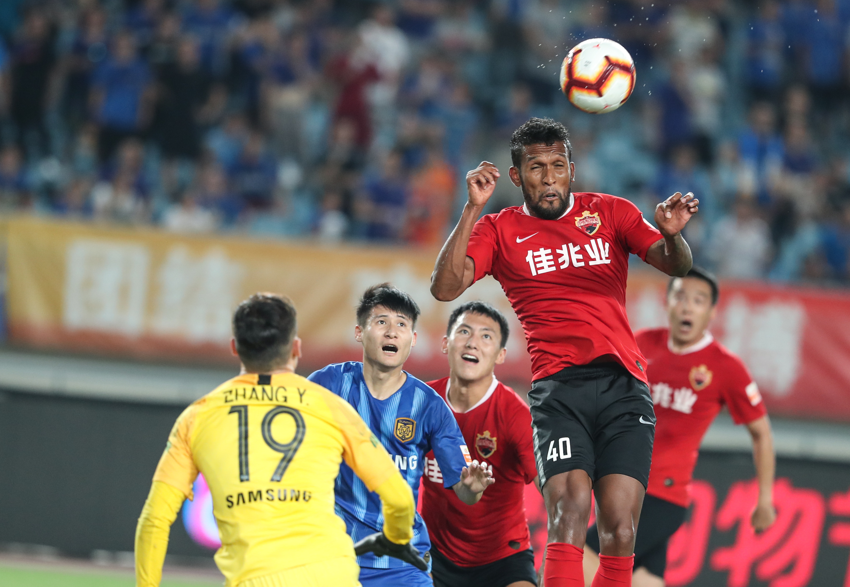 川超自贡队提前出线，奥运冠军高敏献花，全队坐摩托车巡游（川超自贡队提前晋级，奥运冠军高敏送花庆贺，全队骑摩托车巡游）