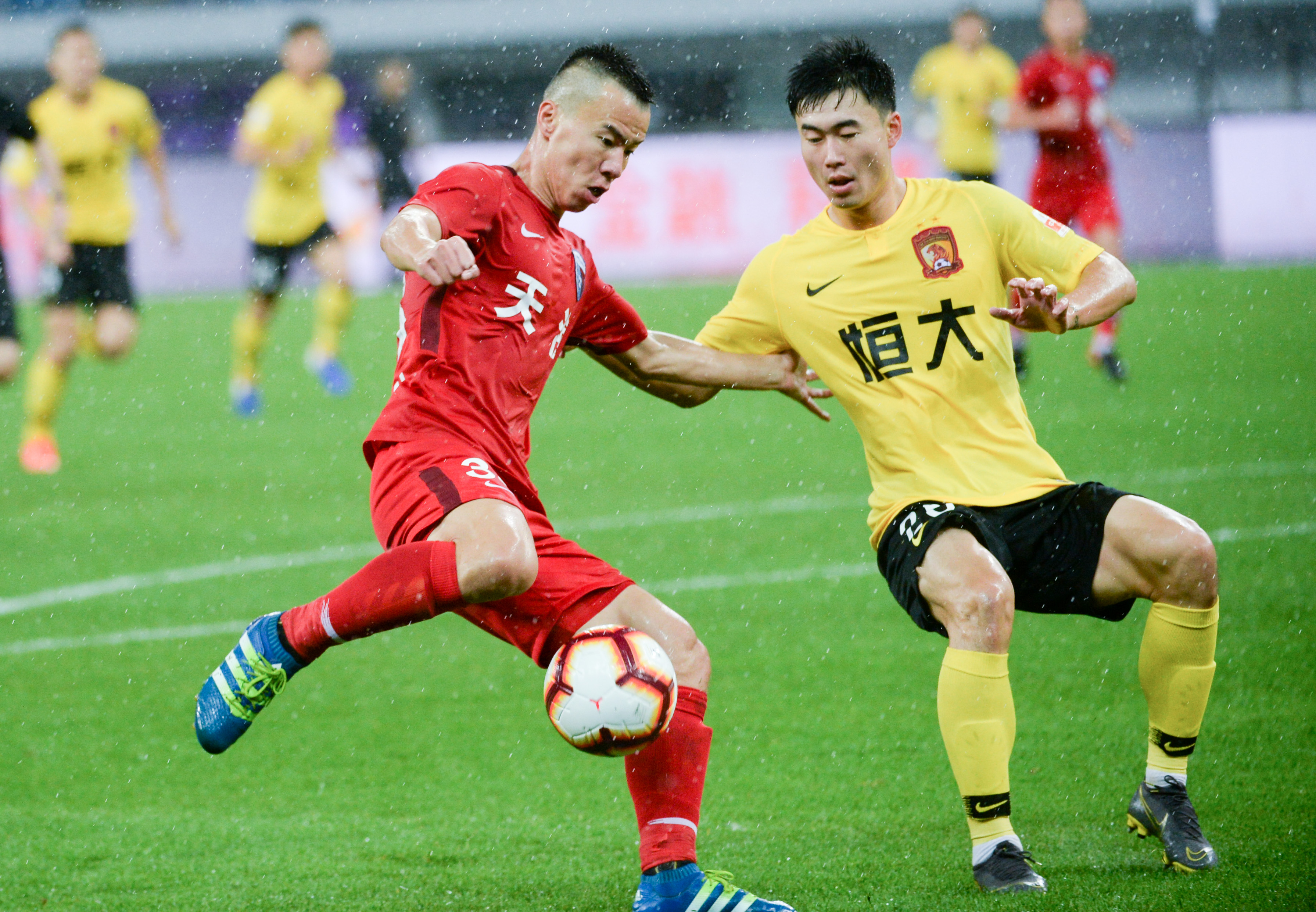 詹姆斯篮板抢断关键时刻锁定胜局（詹姆斯关键篮板抢断一锤定音）