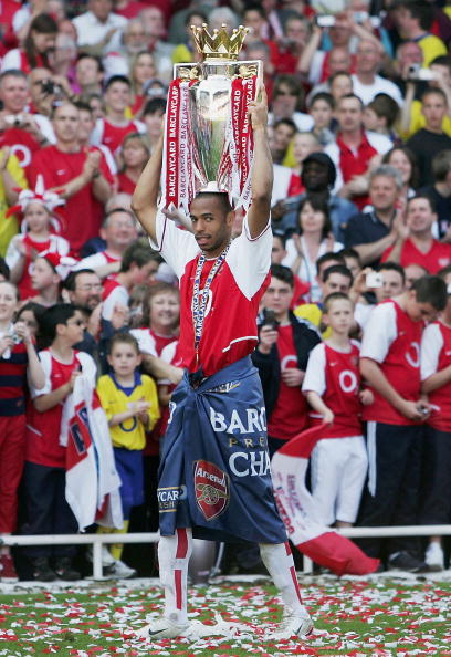 上海海港夺冠背后是穆斯卡特的战略放弃与坚守，成功卫冕中超冠军。（从战略取舍到坚守底线，穆斯卡特助上海海港完成中超卫冕）