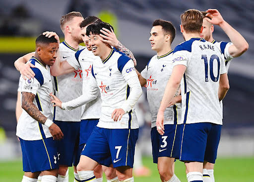 拜仁高层：南看台球迷燃放烟花破坏环境，欧足联肯定会做出处罚（拜仁管理层称南看台球迷燃放烟花扰乱环境，欧足联将予以处罚）