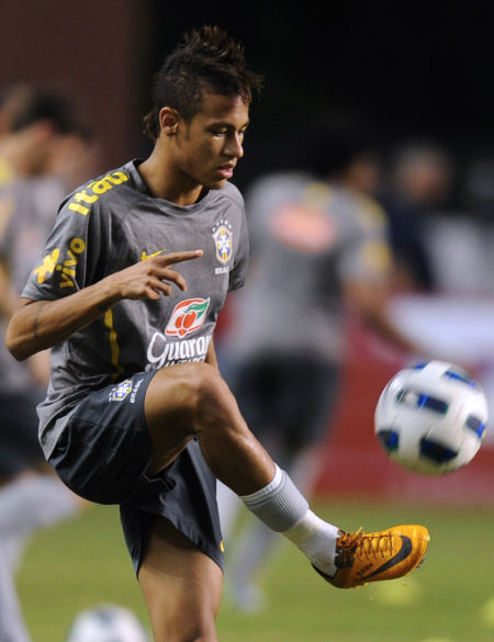 福布斯穿7号替补登场，是马丁内斯执教后第14位完成首秀球员（福布斯身穿7号替补出场，成为马丁内斯执教后第14位完成首秀的球员）