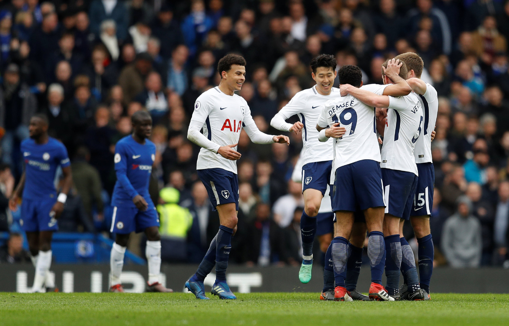 足协主席宋凯现身成都，徐正源、韦世豪、胡荷韬在酒店迎接（足协主席宋凯抵达成都，徐正源、韦世豪、胡荷韬在酒店迎接）